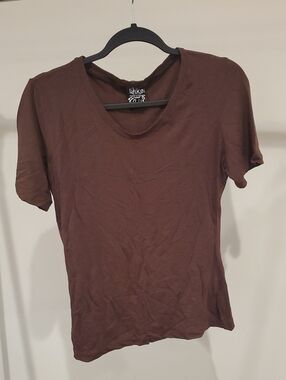 Lilikoi - Women’s Brown Short Sleeve V-Neck Tee